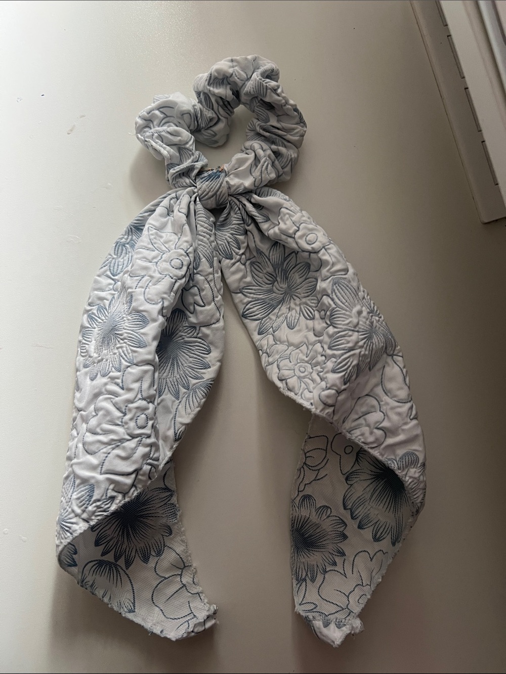 Quilted Floral Scrunchie Light Gray/ blue